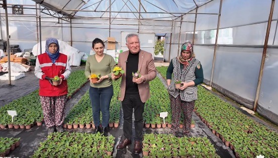 Honaz’da 8 Mart’a özel 8 bin çiçek kadınlara dağıtılacak
