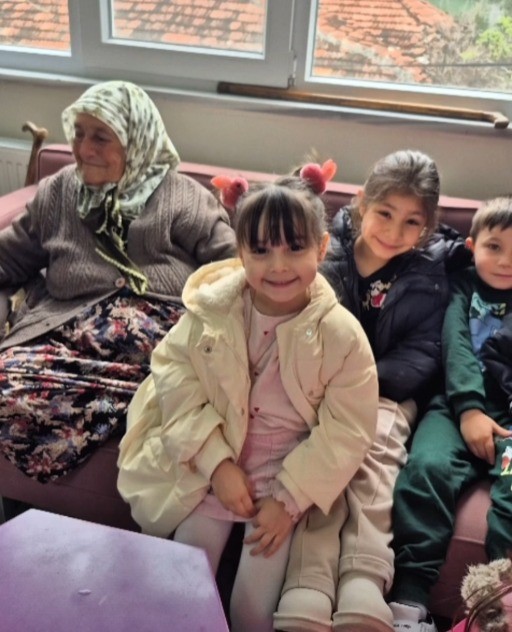 Honazlı gençlerden Yaşlılar Haftasında anlamlı ziyaret
Honazlı gençlerden Yaşlılar Haftasında anlamlı ziyaret