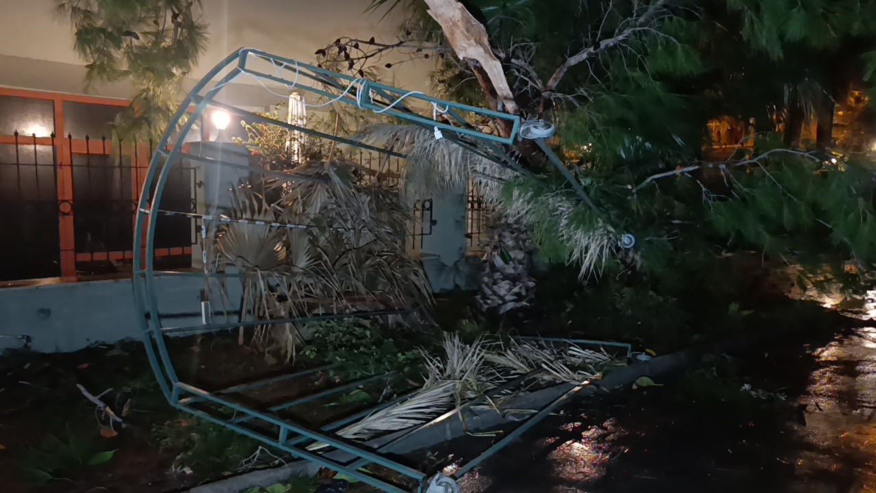 Hortum Manavgat’ı savaş alanına çevirdi
