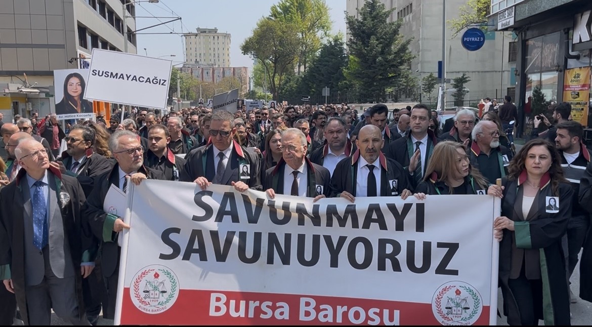 Hukuk camiası Bursa’da  genç avukat için adalet yürüyüşü düzenlendi
