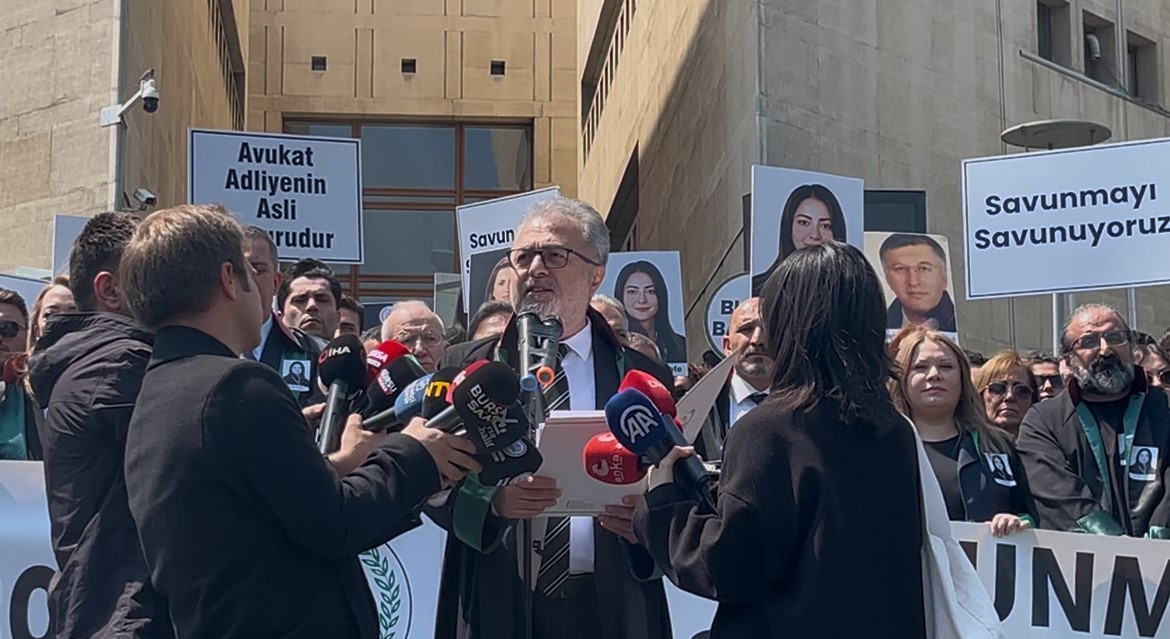 Hukuk camiası Bursa’da  genç avukat için adalet yürüyüşü düzenlendi
