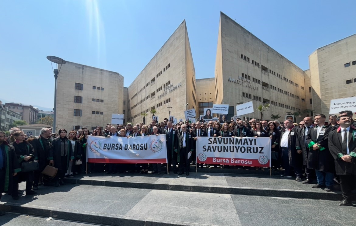 Hukuk camiası Bursa’da  genç avukat için adalet yürüyüşü düzenlendi
