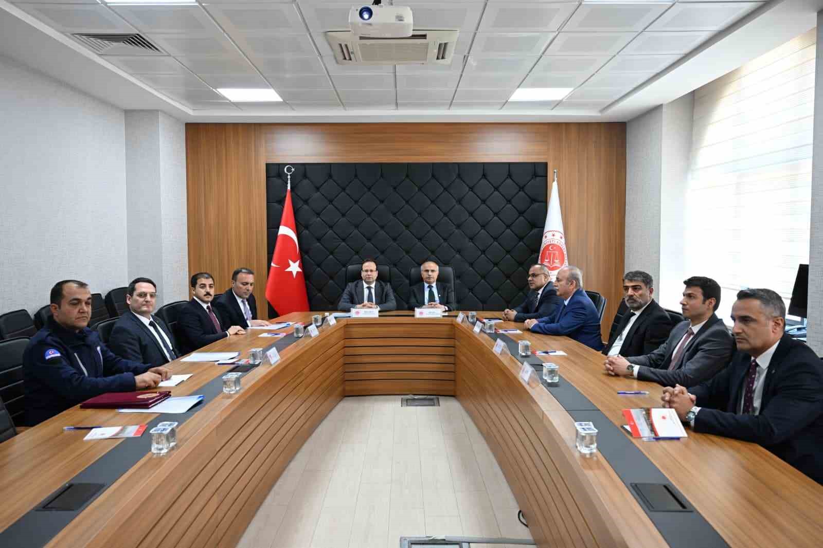 Hükümlüler kamu hizmetlerinde çalıştırılacak
