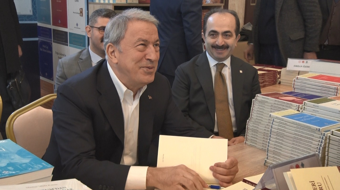Hulusi Akar ‘Külliye’de Ramazan Kitap Günleri’nde okurlarıyla buluştu
Hulusi Akar ‘Külliye’de Ramazan Kitap Günleri’nde okurlarıyla buluştu