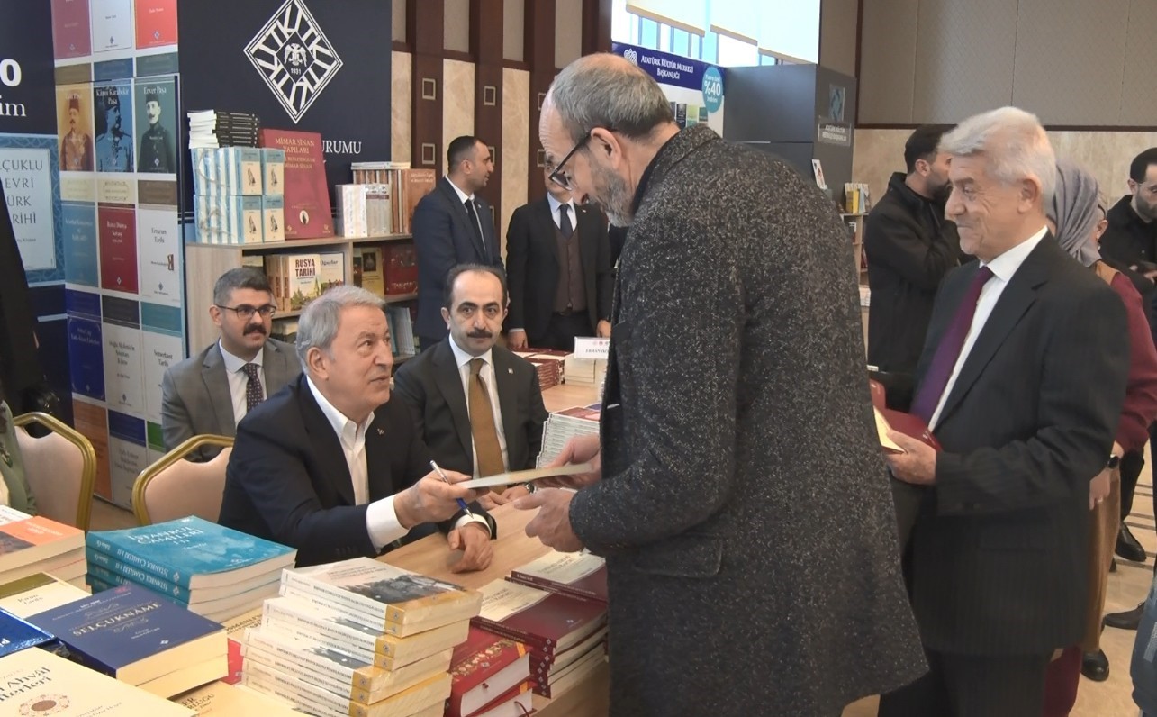 Hulusi Akar ‘Külliye’de Ramazan Kitap Günleri’nde okurlarıyla buluştu
Hulusi Akar ‘Külliye’de Ramazan Kitap Günleri’nde okurlarıyla buluştu