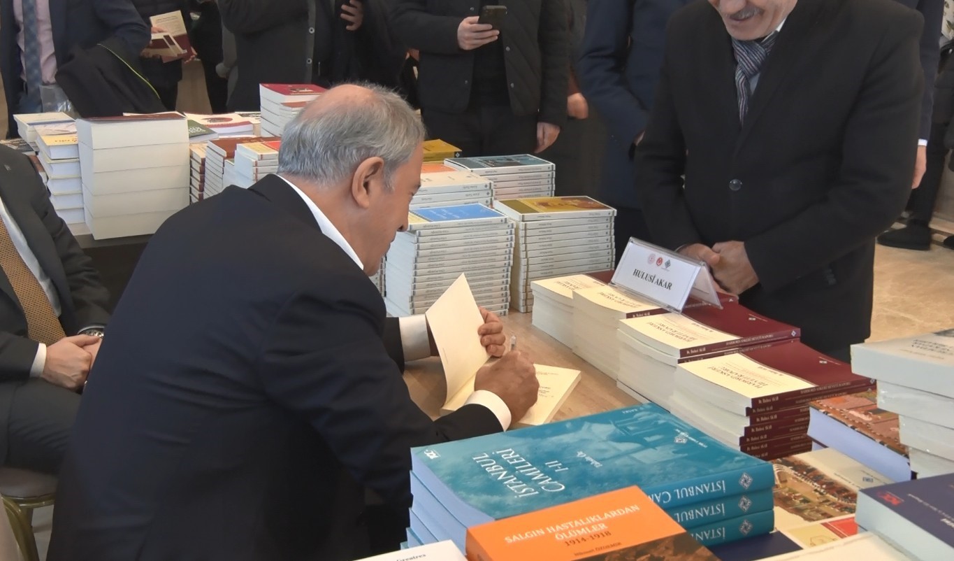 Hulusi Akar ‘Külliye’de Ramazan Kitap Günleri’nde okurlarıyla buluştu
Hulusi Akar ‘Külliye’de Ramazan Kitap Günleri’nde okurlarıyla buluştu