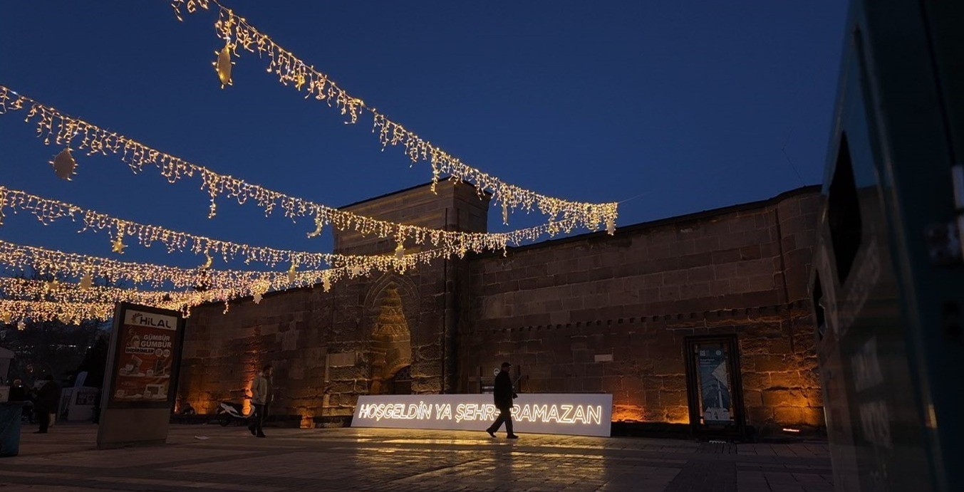 Hunat Cami ışıklarla donatıldı
