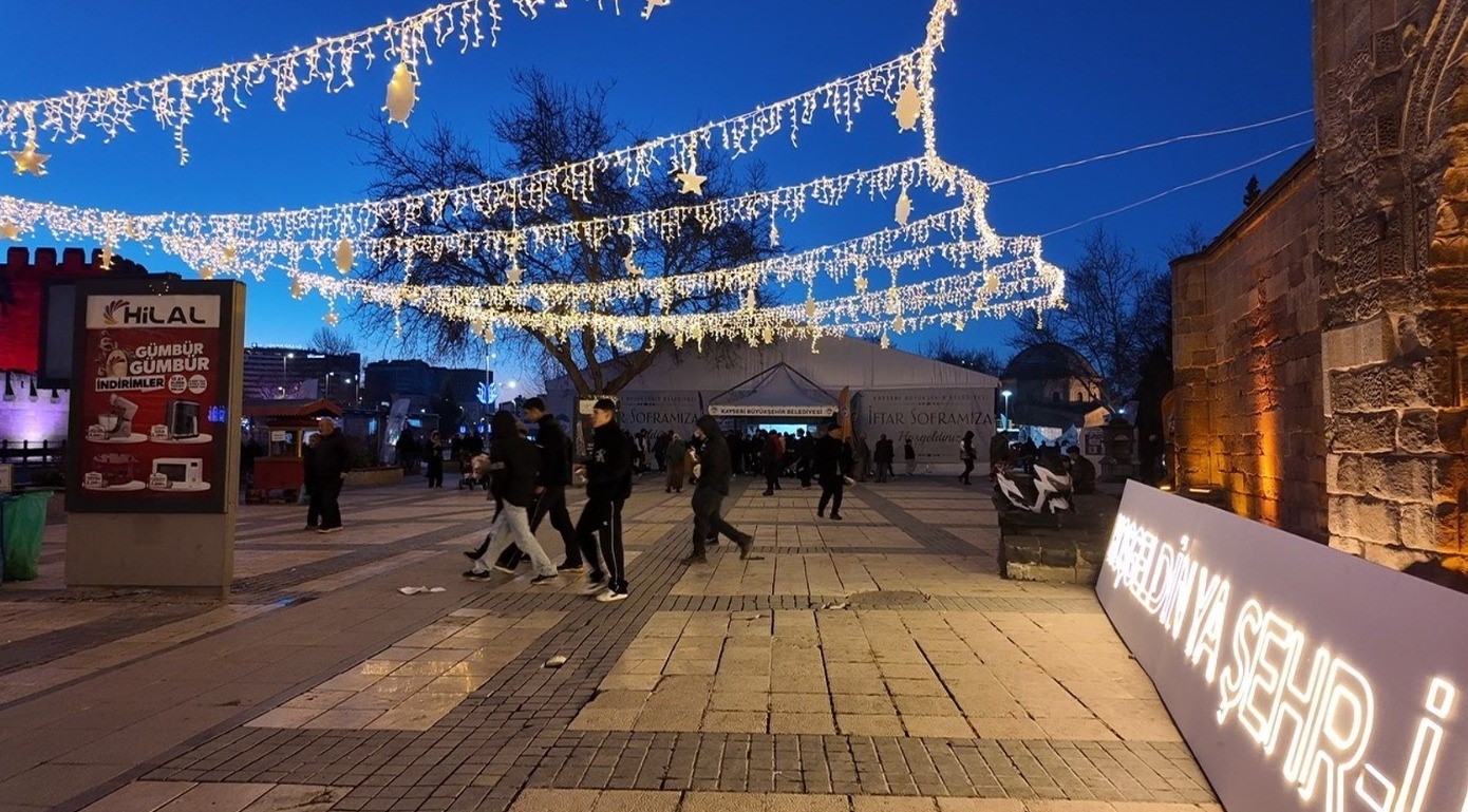 Hunat Cami ışıklarla donatıldı
