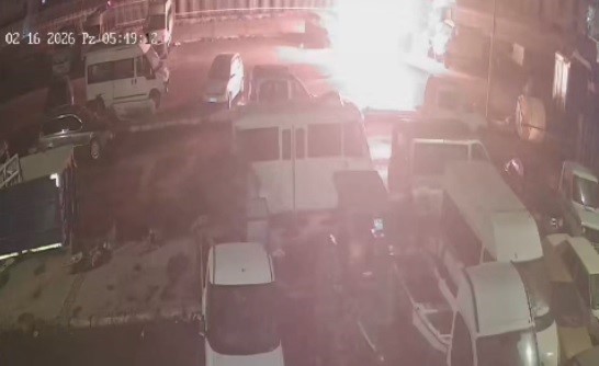 Hurda minibüste 16 yaşındaki gencin öldüğü yangın kamerada
