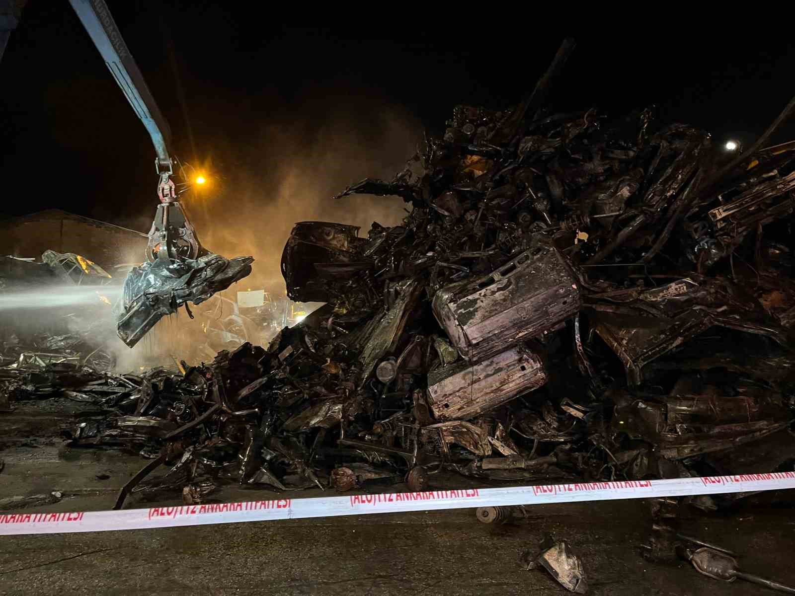 Hurdacılarda yangın paniği: Hurda araçlar alev aldı
