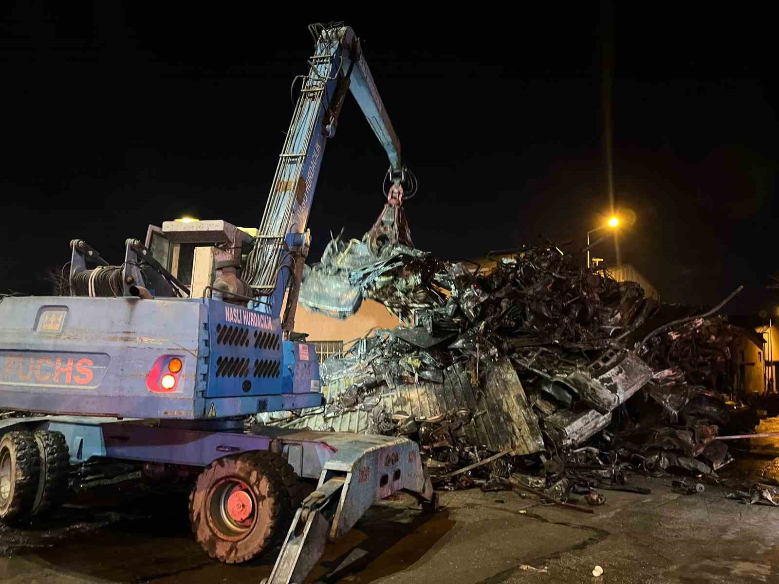 Hurdacılarda yangın paniği: Hurda araçlar alev aldı
