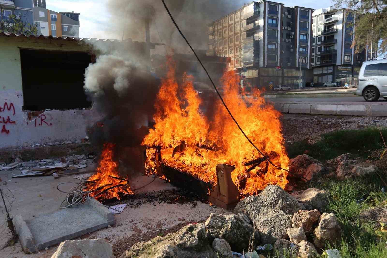 Hurdacının çevreyi kirletip ’Bu sefer bişeyler yapın’ talebine  zabıtadan ’Vazifede merhamet yok’  cevabı
