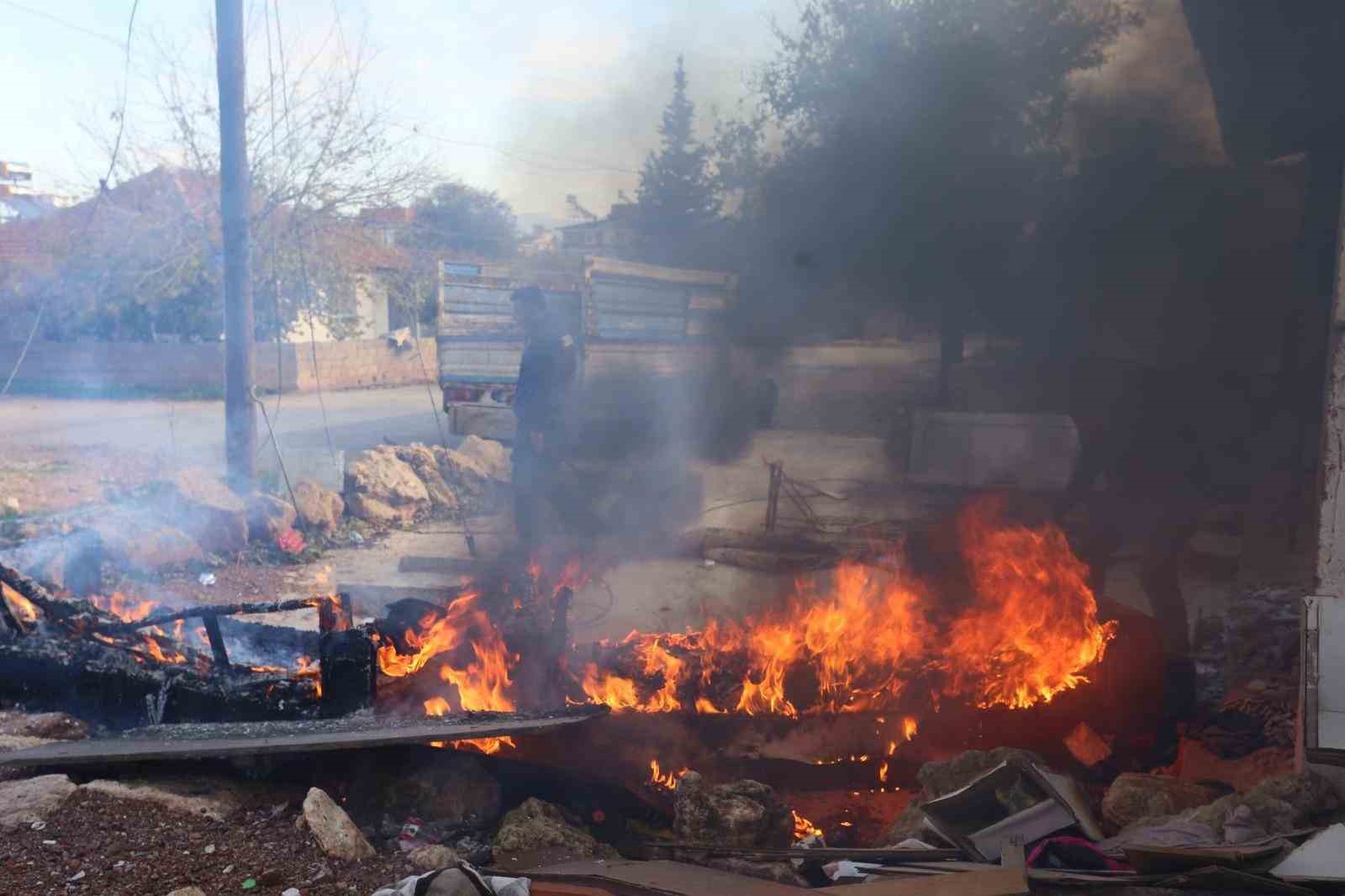 Hurdacının çevreyi kirletip ’Bu sefer bişeyler yapın’ talebine  zabıtadan ’Vazifede merhamet yok’  cevabı

