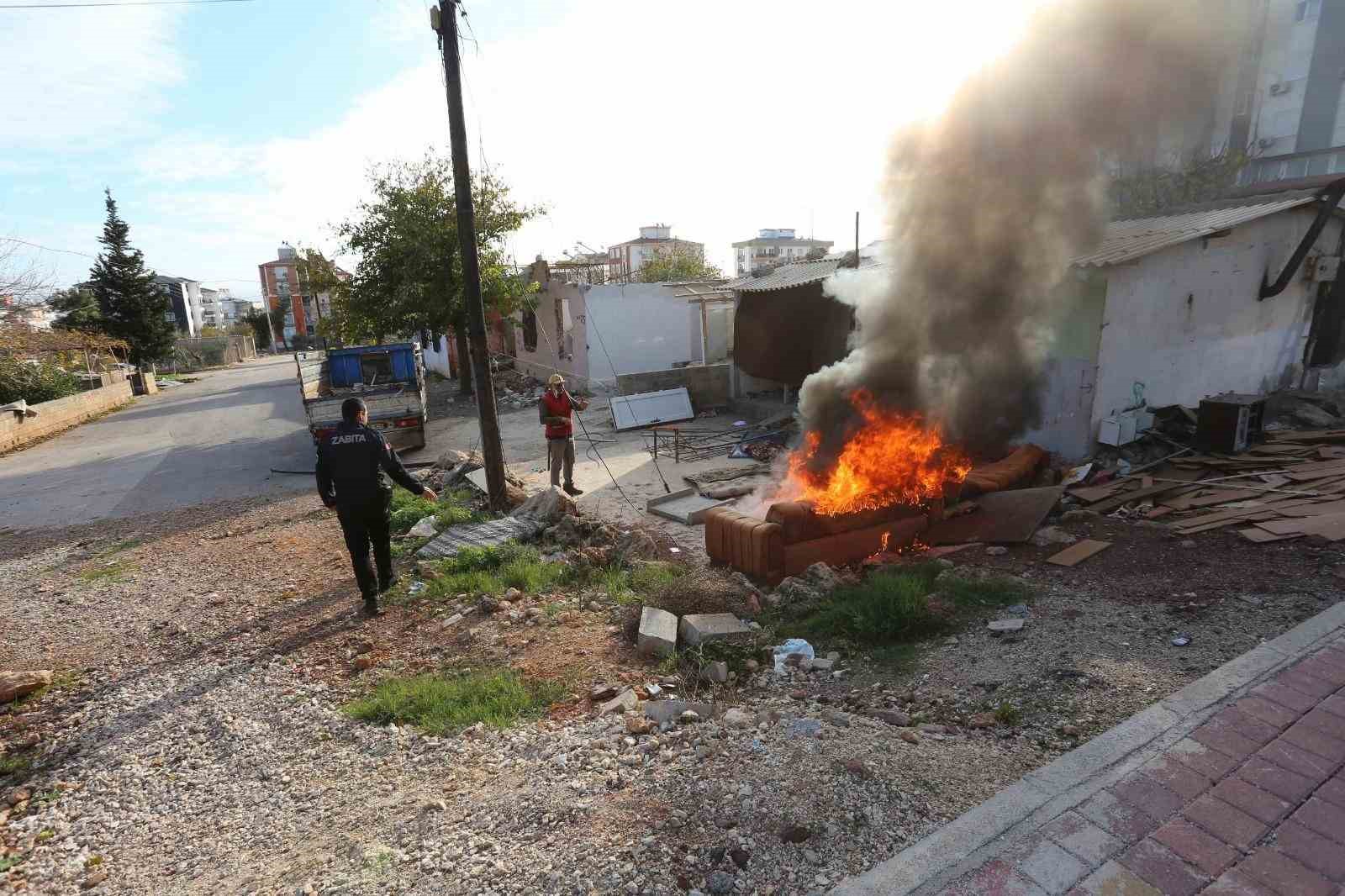 Hurdacının çevreyi kirletip ’Bu sefer bişeyler yapın’ talebine  zabıtadan ’Vazifede merhamet yok’  cevabı
