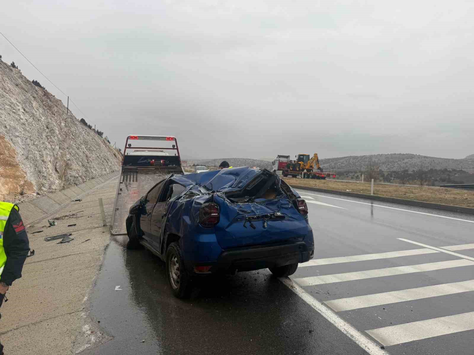 Hurdaya dönen araçta şans eseri kazayı yaralı atlattı
