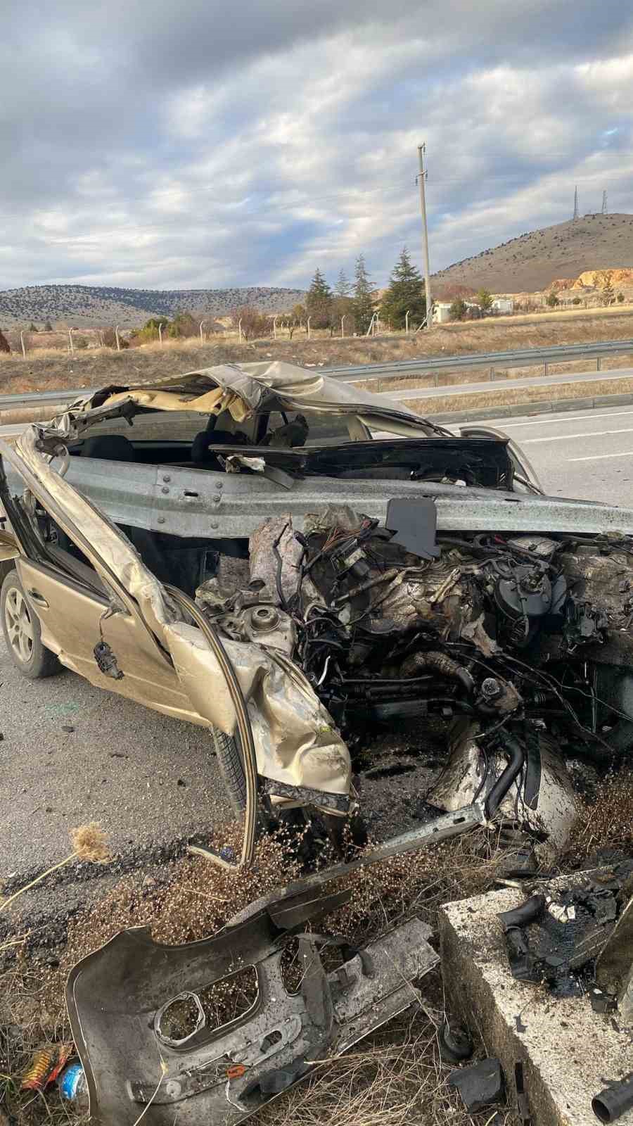 Hurdaya dönen araçtan sağ çıktı
