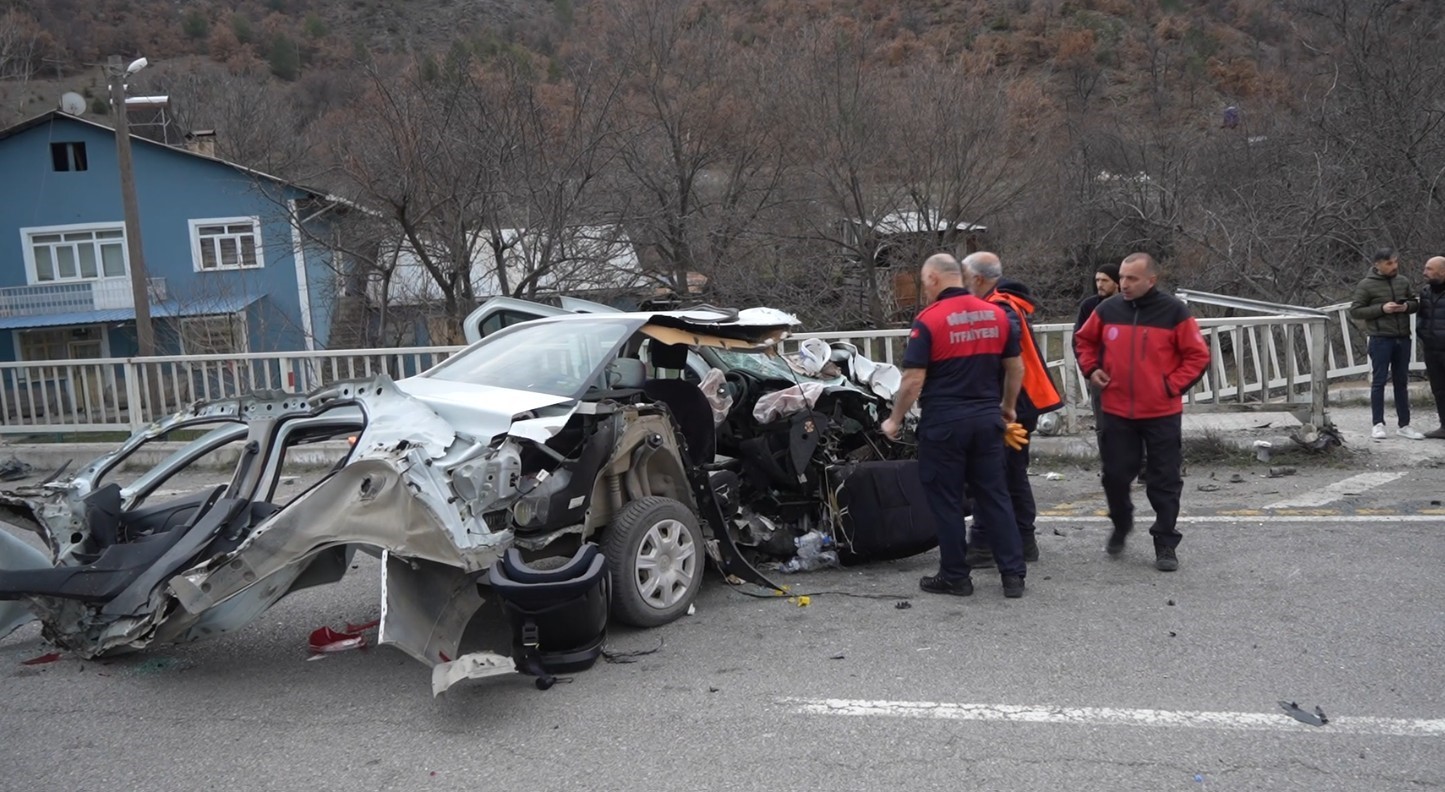 Hurdaya dönen araçtan sağ kurtuldular: 1’i bebek 3 yaralı
