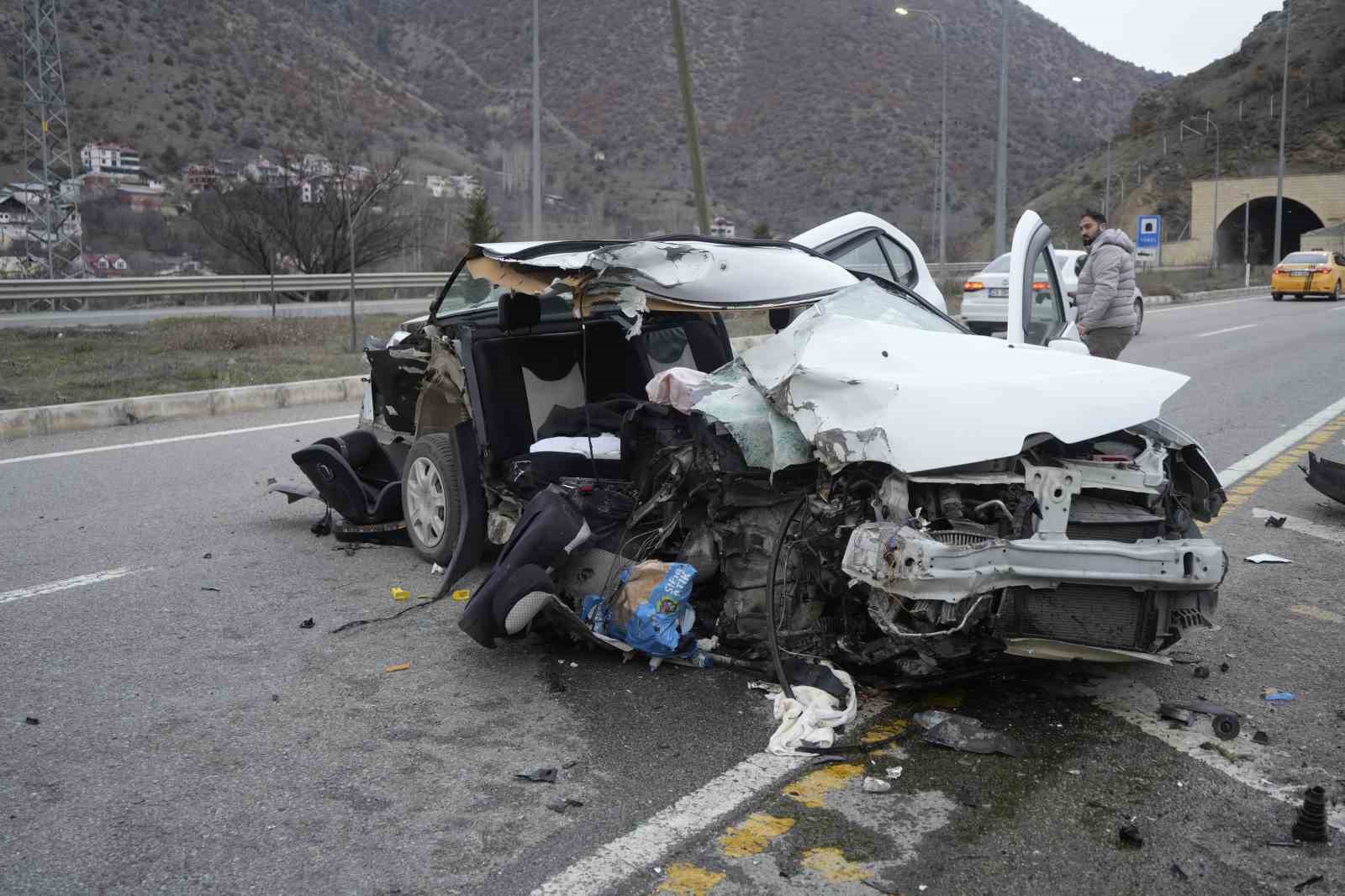 Hurdaya dönen araçtan sağ kurtuldular: 1’i bebek 3 yaralı
