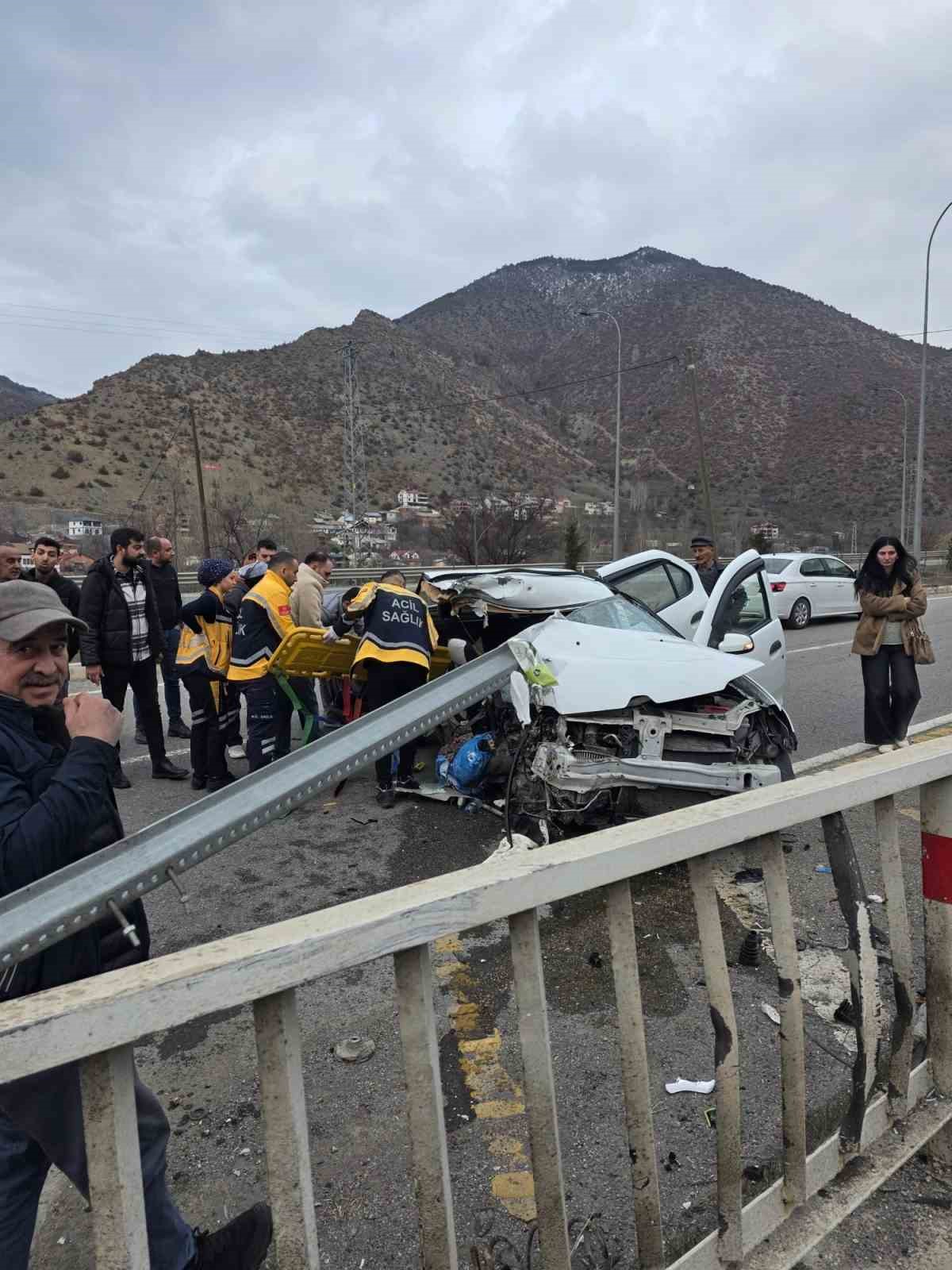 Hurdaya dönen araçtan sağ kurtuldular: 1’i bebek 3 yaralı
