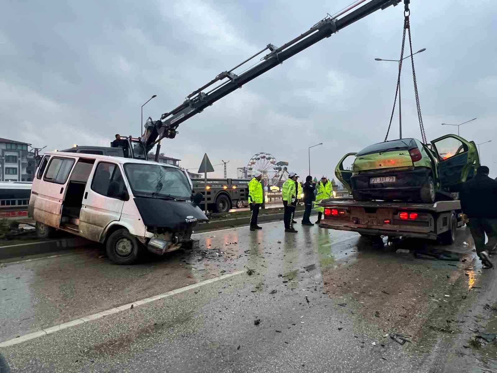 Hurdaya dönen otomobil öğretmene mezar oldu
