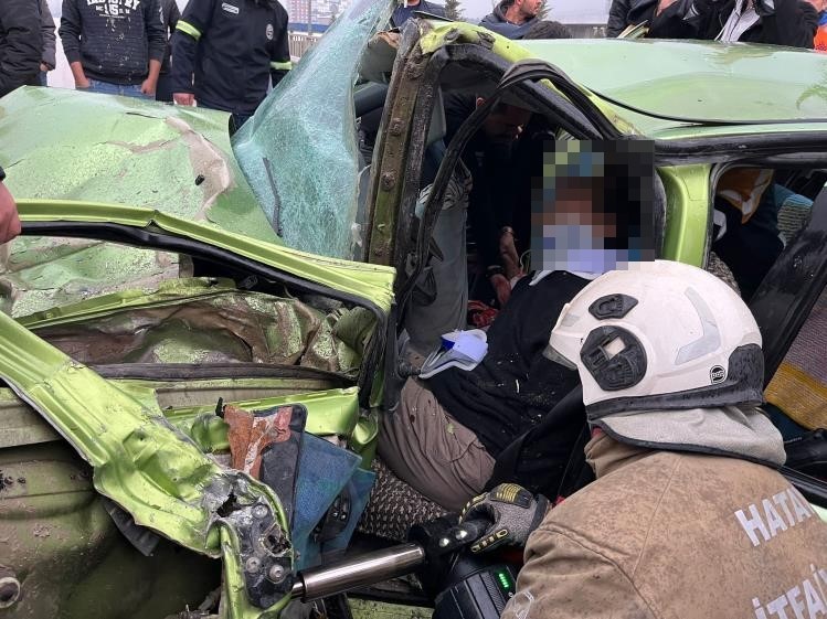 Hurdaya dönen otomobil öğretmene mezar oldu
