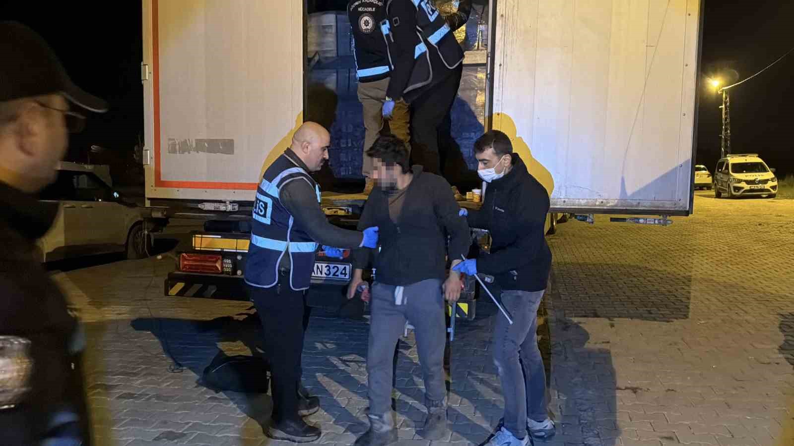Hurma ve fıstık yağı yüklü tırda 18 kaçak göçmen yakalandı
