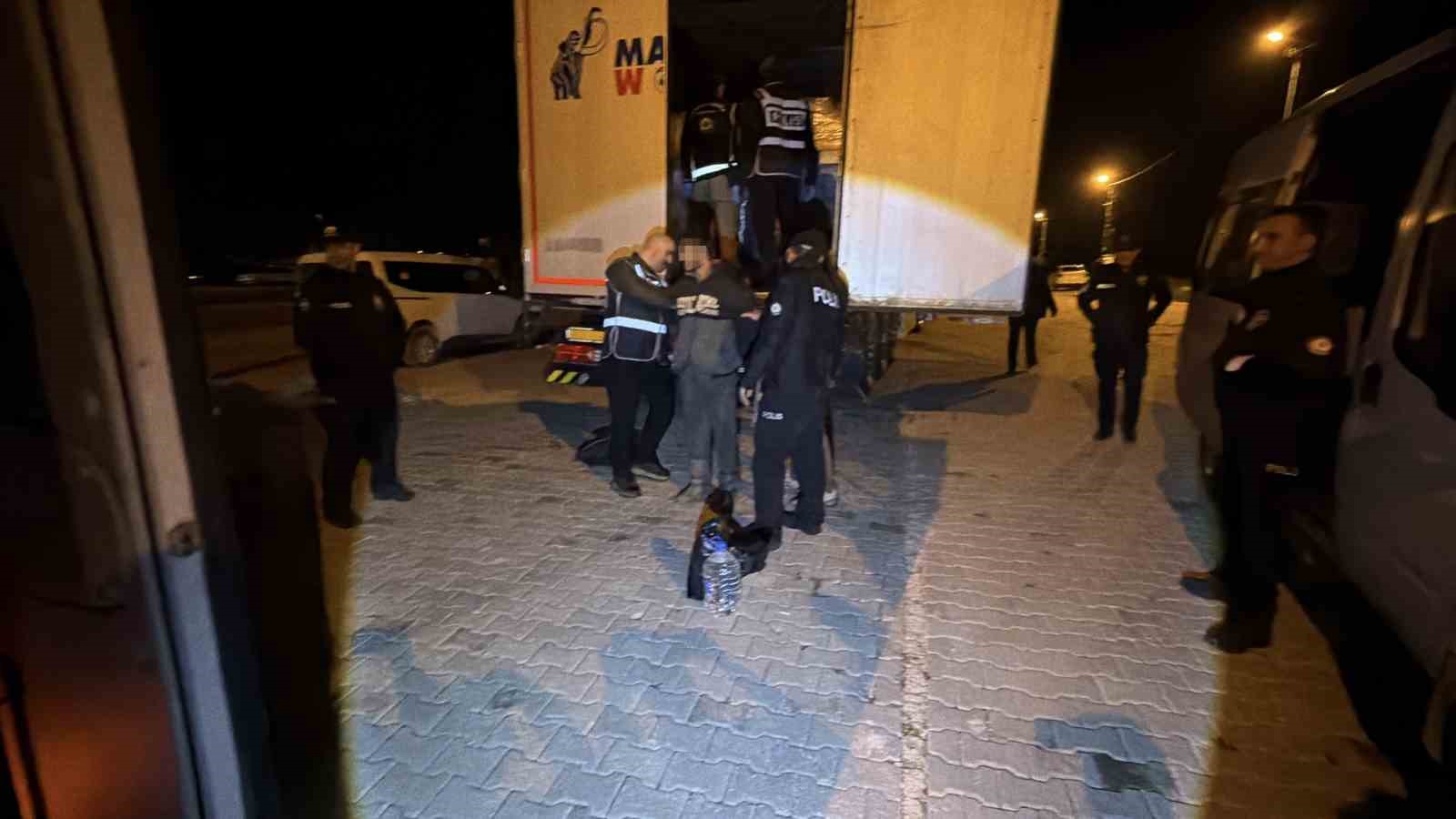 Hurma ve fıstık yağı yüklü tırda 18 kaçak göçmen yakalandı

