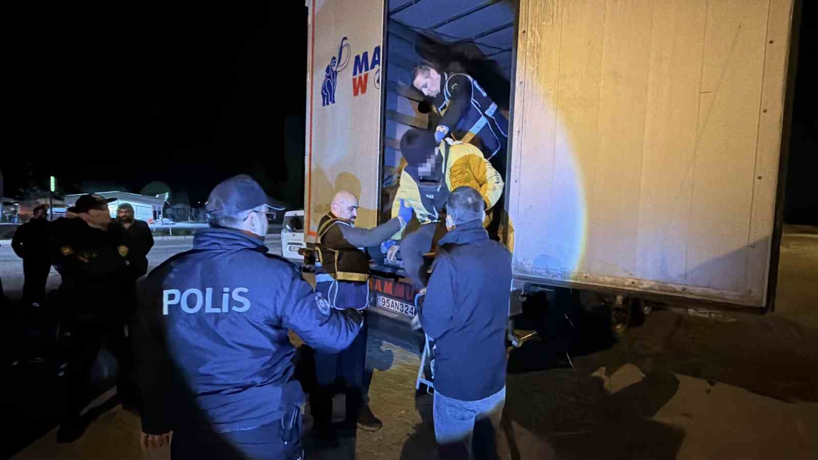 Hurma ve fıstık yağı yüklü tırda 18 kaçak göçmen yakalandı
