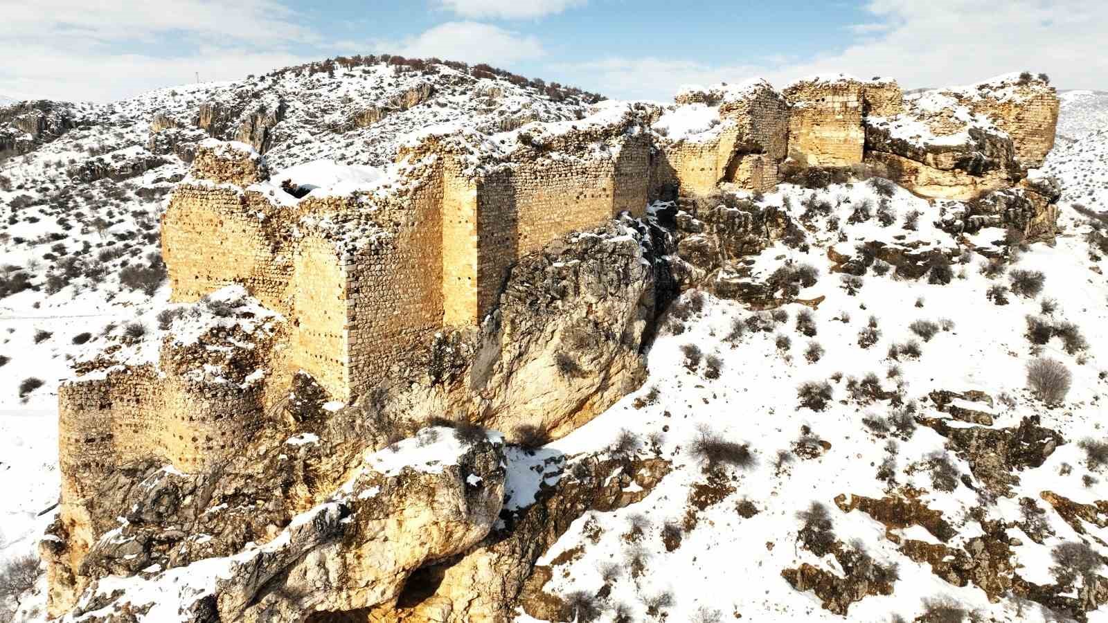 Hurman Kalesi karla birlikte mest etti
