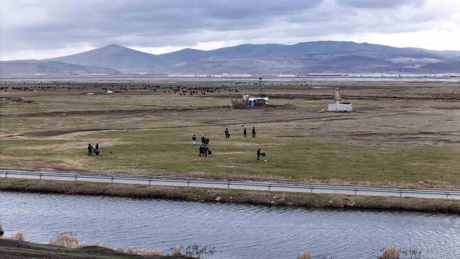 Hürmetçi’de sıcak asfalt, çevre temizliği ve yeşil alan atağı
Hürmetçi’de sıcak asfalt, çevre temizliği ve yeşil alan atağı