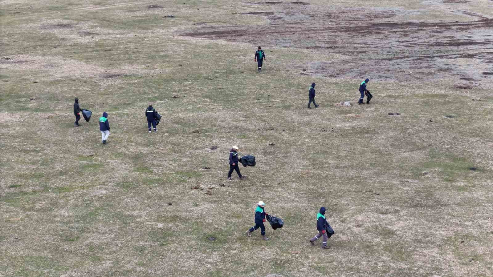 Hürmetçi’de sıcak asfalt, çevre temizliği ve yeşil alan atağı
Hürmetçi’de sıcak asfalt, çevre temizliği ve yeşil alan atağı