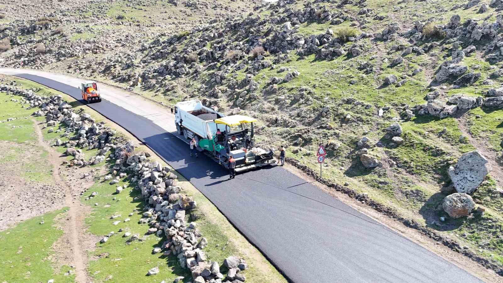 Hürmetçi’de sıcak asfalt, çevre temizliği ve yeşil alan atağı
Hürmetçi’de sıcak asfalt, çevre temizliği ve yeşil alan atağı