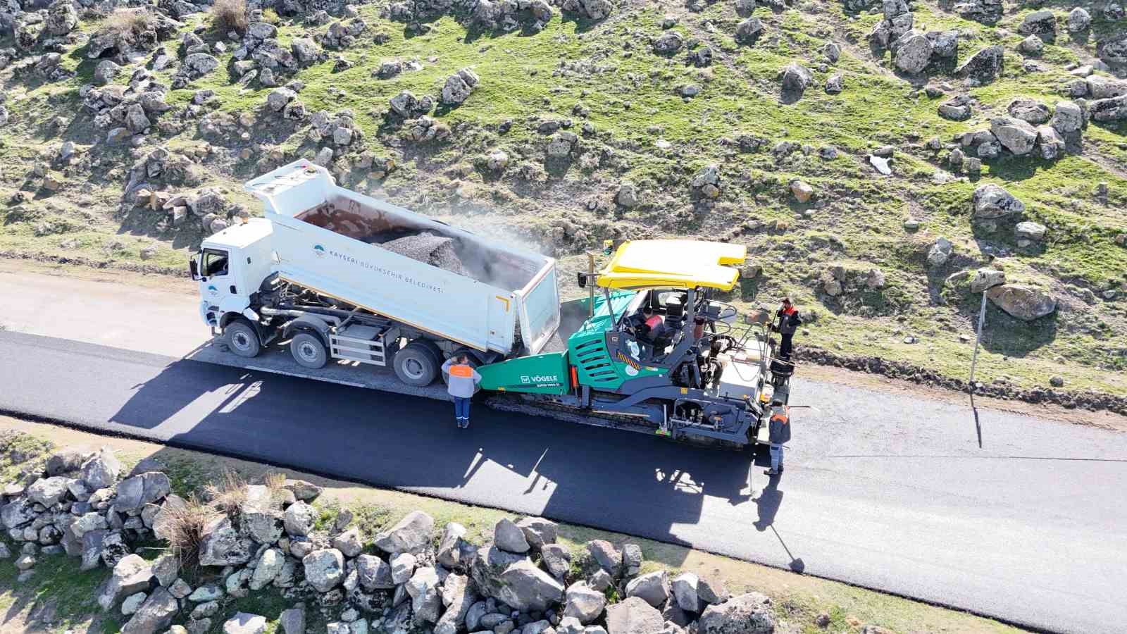 Hürmetçi’de sıcak asfalt, çevre temizliği ve yeşil alan atağı
Hürmetçi’de sıcak asfalt, çevre temizliği ve yeşil alan atağı