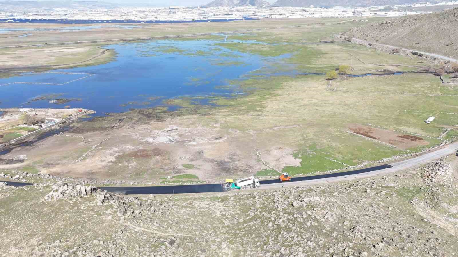 Hürmetçi’de sıcak asfalt, çevre temizliği ve yeşil alan atağı
Hürmetçi’de sıcak asfalt, çevre temizliği ve yeşil alan atağı