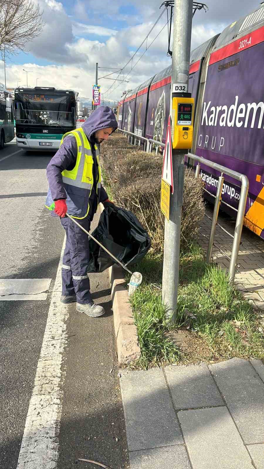 Hürmetçi’de sıcak asfalt, çevre temizliği ve yeşil alan atağı
Hürmetçi’de sıcak asfalt, çevre temizliği ve yeşil alan atağı