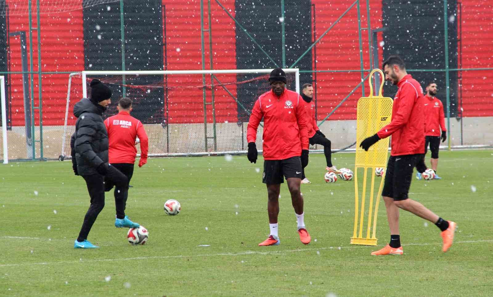 Hüseyin Eroğlu: "Deplasman, iç saha fark etmeden her maçı kazanmak için oynamak en önemli kriterimiz"
