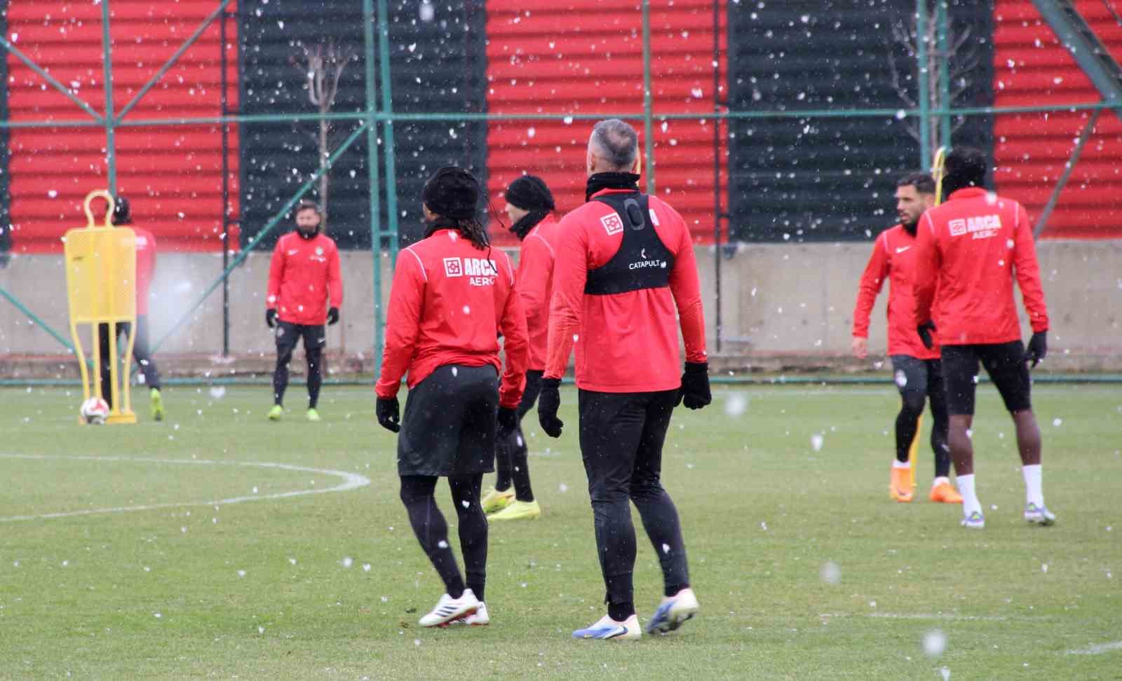 Hüseyin Eroğlu: "Deplasman, iç saha fark etmeden her maçı kazanmak için oynamak en önemli kriterimiz"
