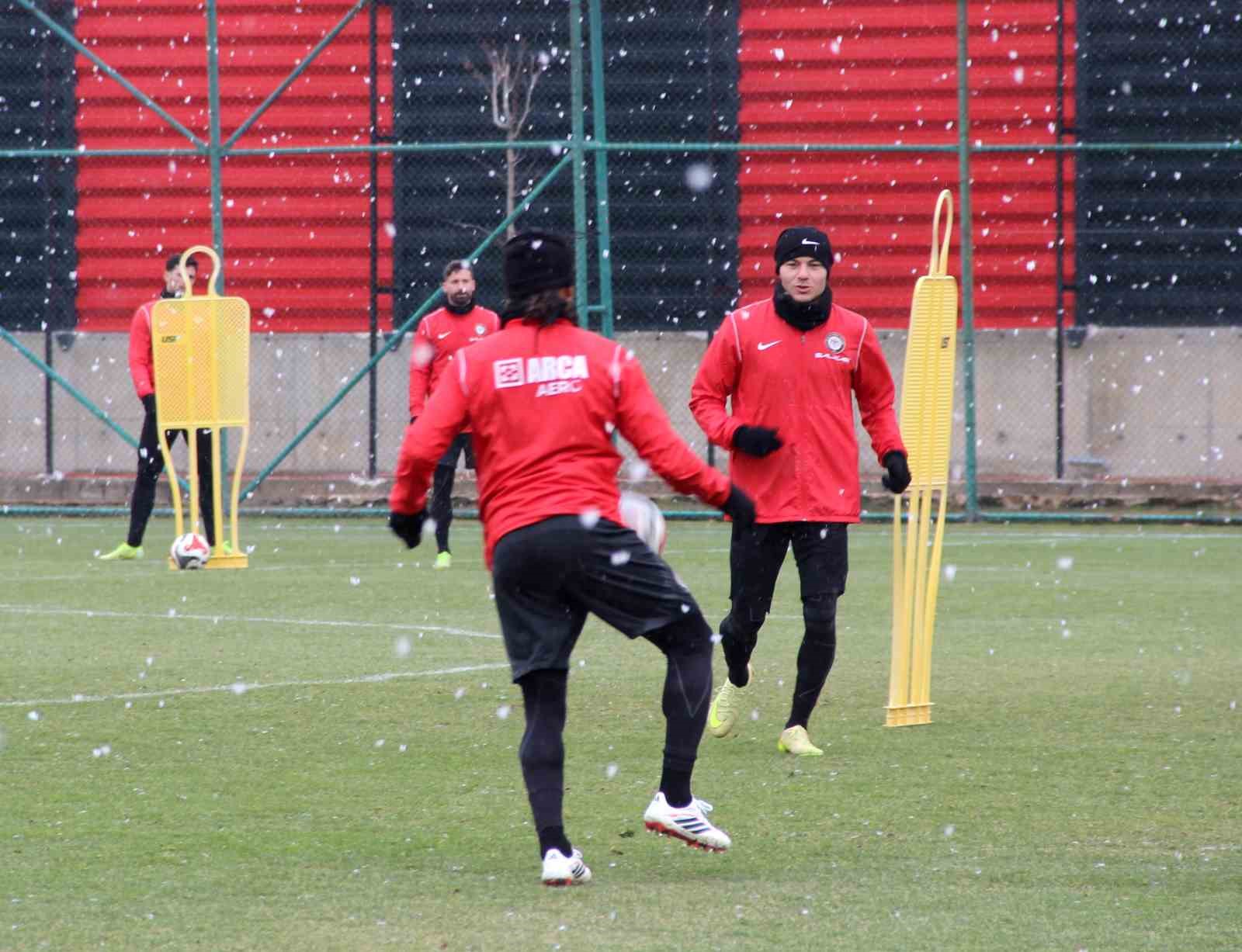 Hüseyin Eroğlu: "Deplasman, iç saha fark etmeden her maçı kazanmak için oynamak en önemli kriterimiz"
