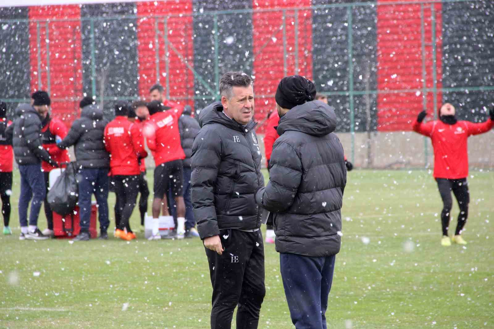 Hüseyin Eroğlu: "Deplasman, iç saha fark etmeden her maçı kazanmak için oynamak en önemli kriterimiz"
