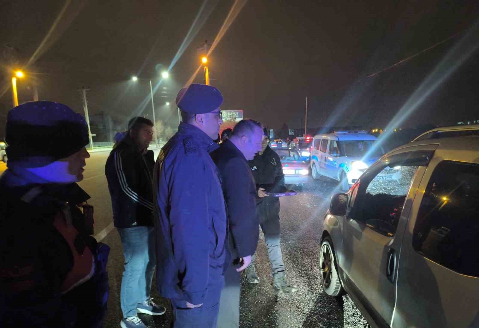 Huzur ve asayiş denetiminde vatandaşlara çikolata ve çay ikramı
