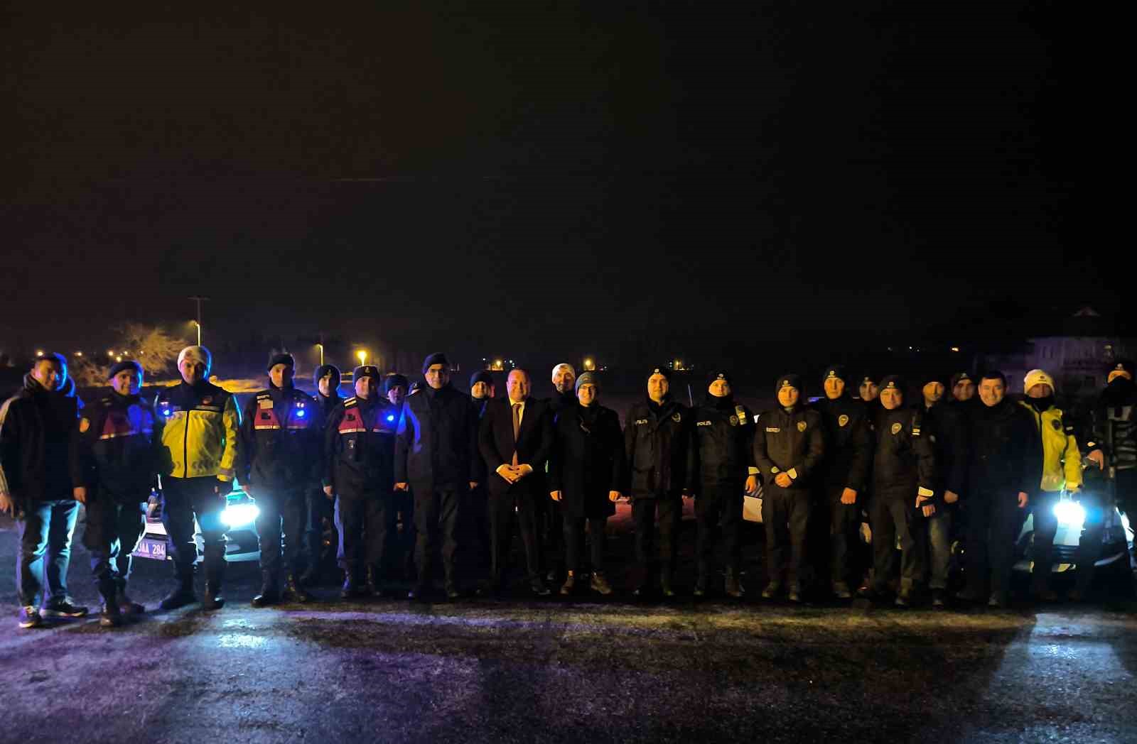 Huzur ve asayiş denetiminde vatandaşlara çikolata ve çay ikramı
