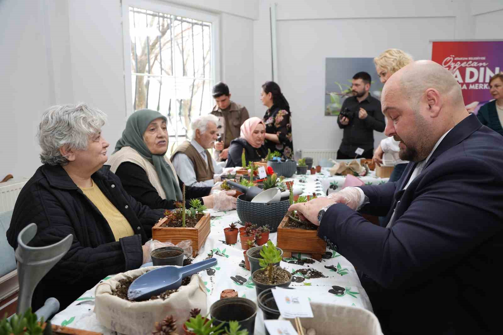 Huzurevi sakinleri hayallerini minyatürlere sığdırdı
