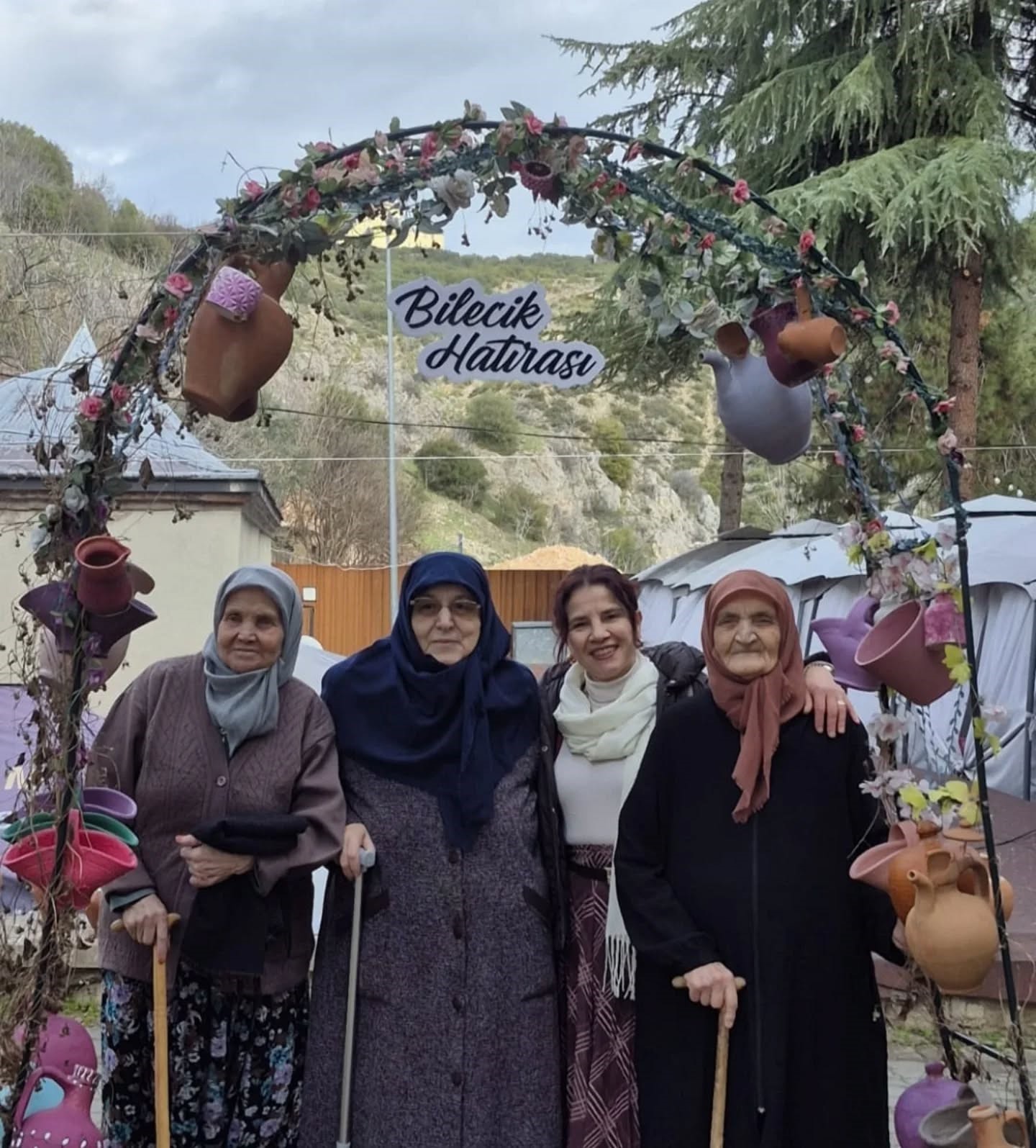 Huzurevi sakinleri Şeyh Edebali Türbesinde
