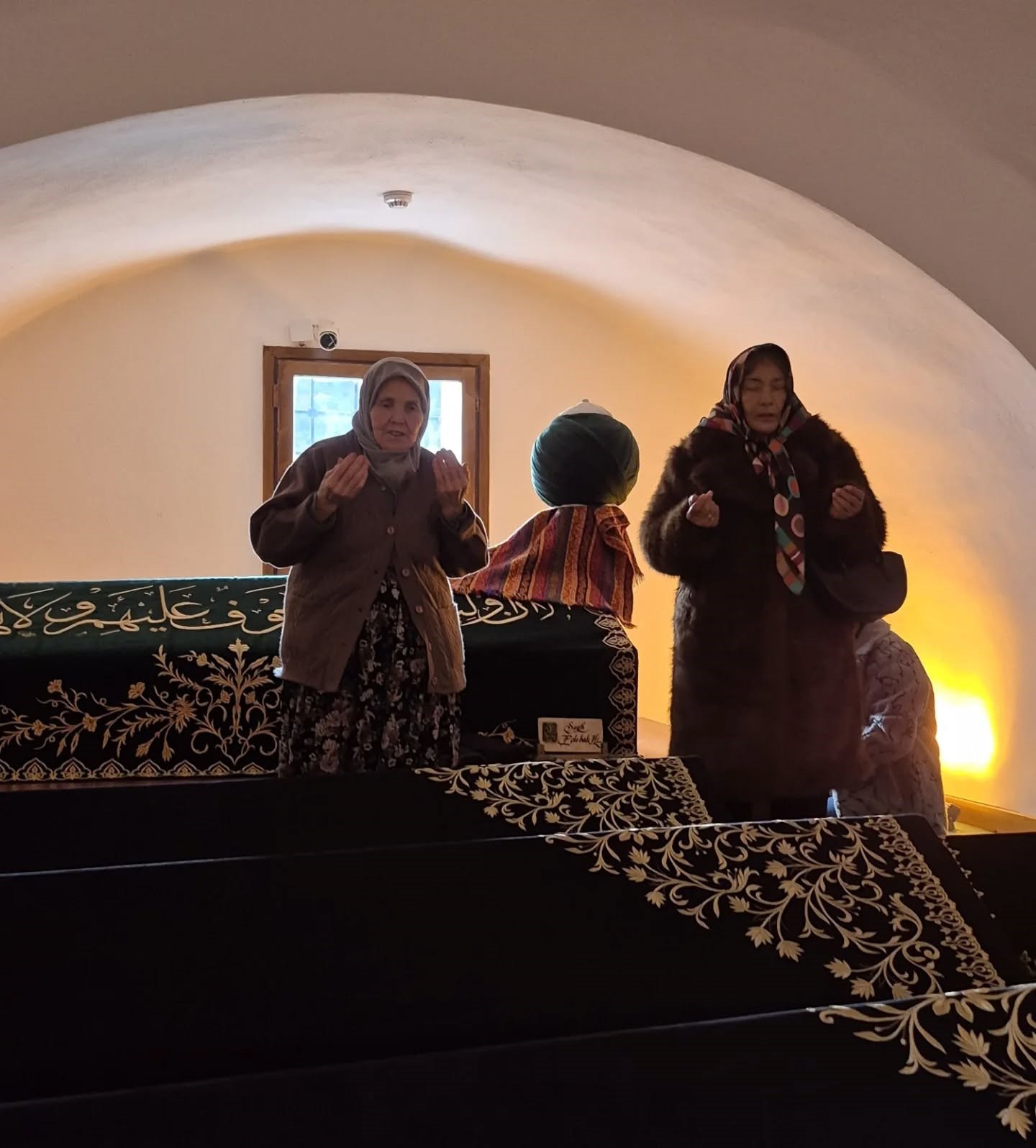 Huzurevi sakinleri Şeyh Edebali Türbesinde
