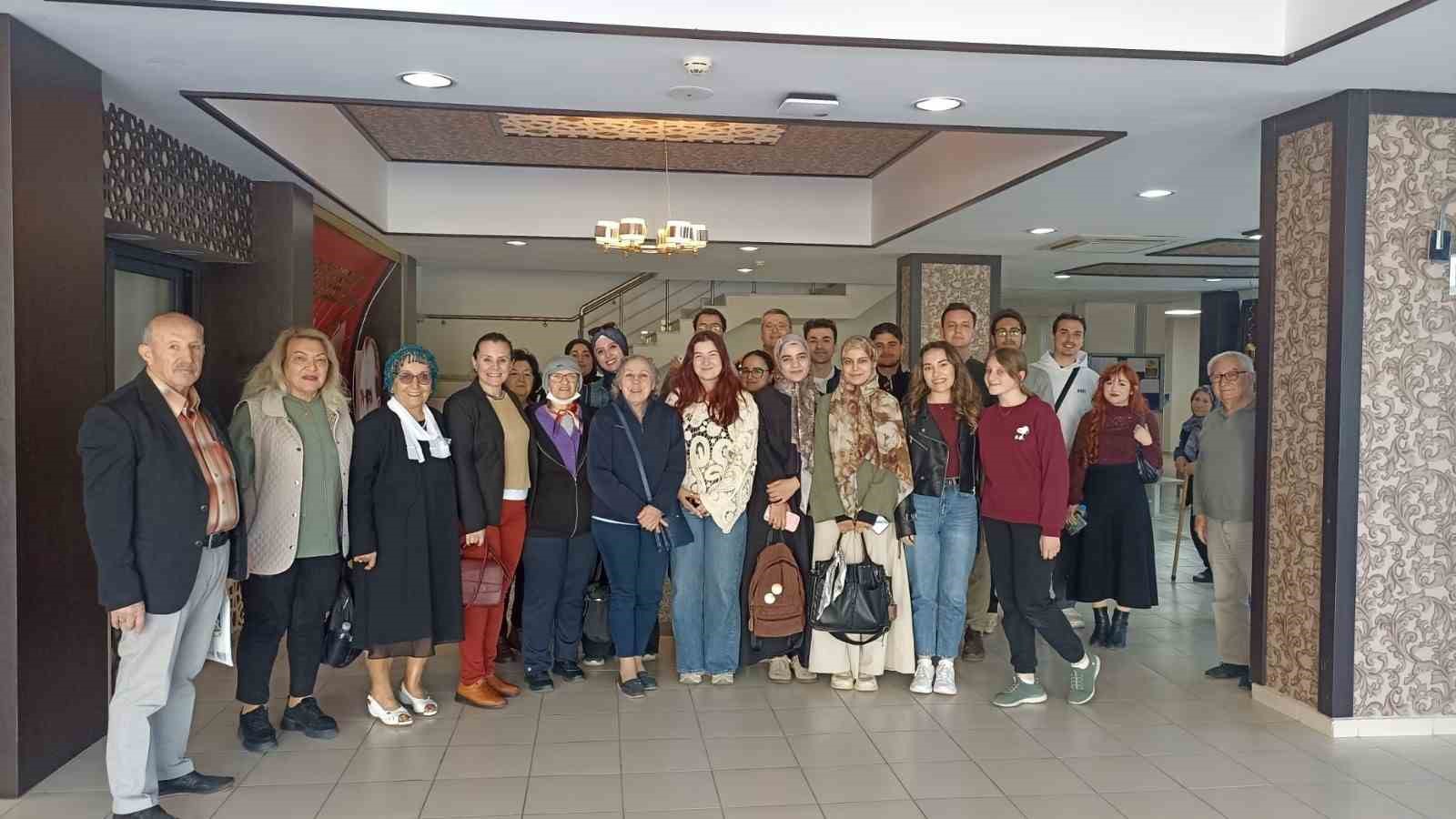 Huzurevi sakinlerine güvenli teknoloji eğitimi verildi
