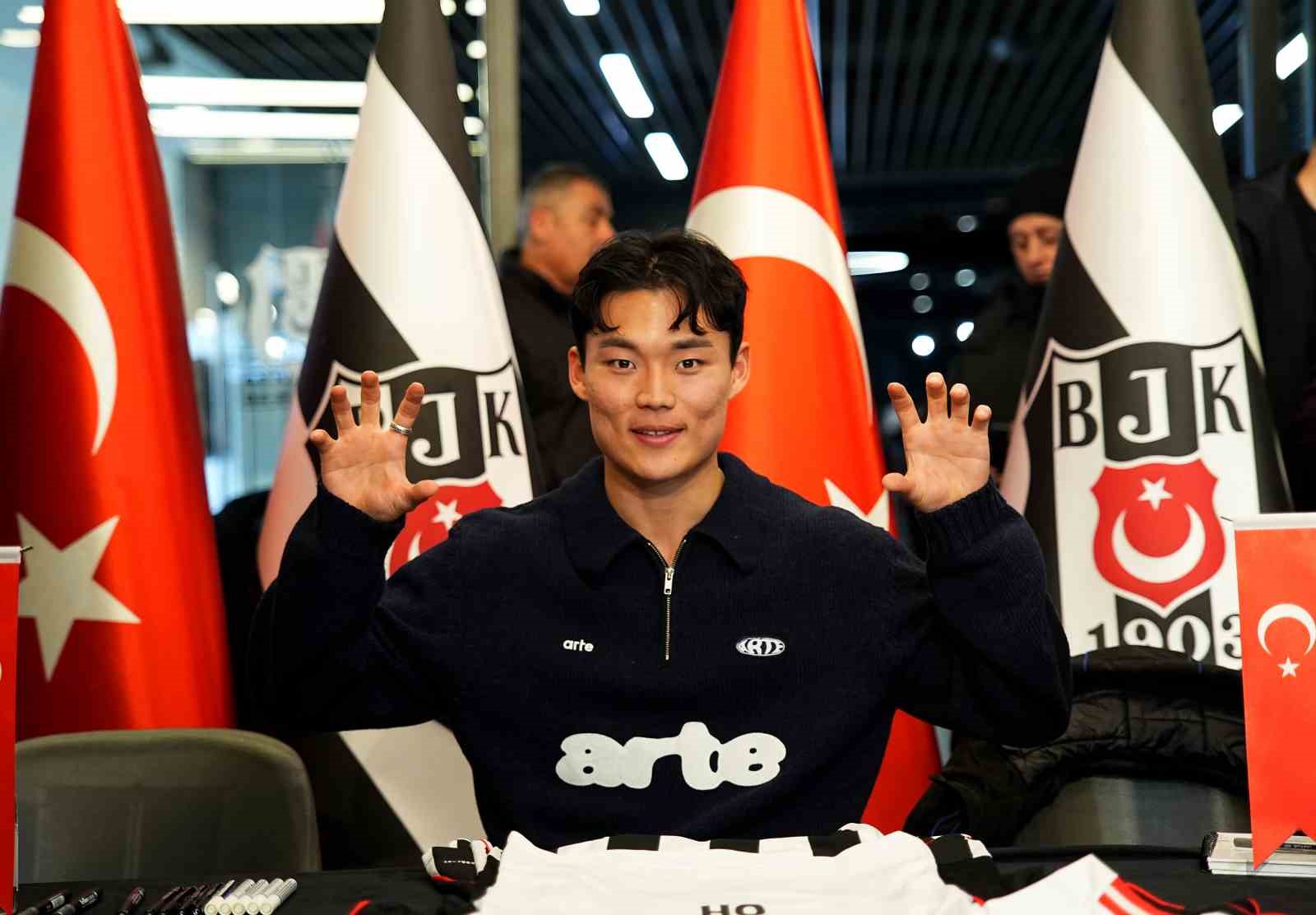 Hyeon-gyu Oh imza gününde taraftarlarla buluştu
Hyeon-gyu Oh imza gününde taraftarlarla buluştu