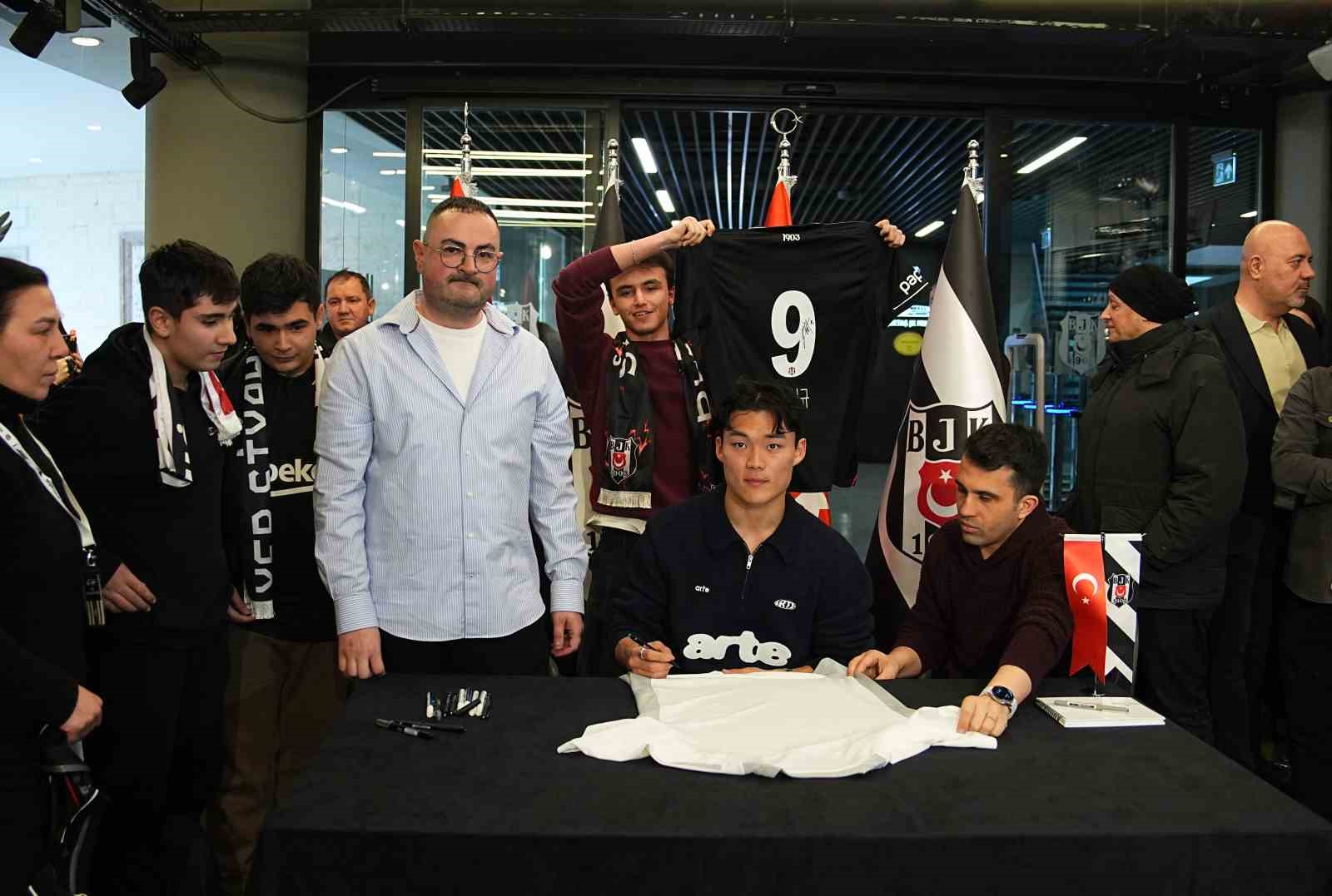 Hyeon-gyu Oh imza gününde taraftarlarla buluştu
Hyeon-gyu Oh imza gününde taraftarlarla buluştu