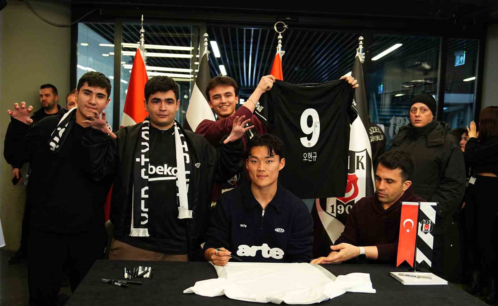 Hyeon-gyu Oh imza gününde taraftarlarla buluştu
Hyeon-gyu Oh imza gününde taraftarlarla buluştu