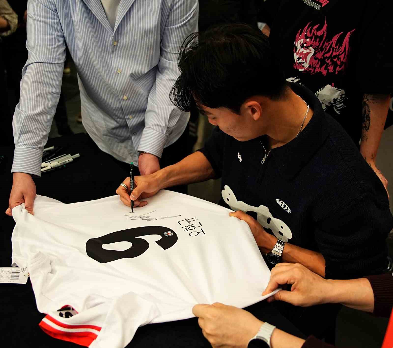 Hyeon-gyu Oh imza gününde taraftarlarla buluştu
Hyeon-gyu Oh imza gününde taraftarlarla buluştu