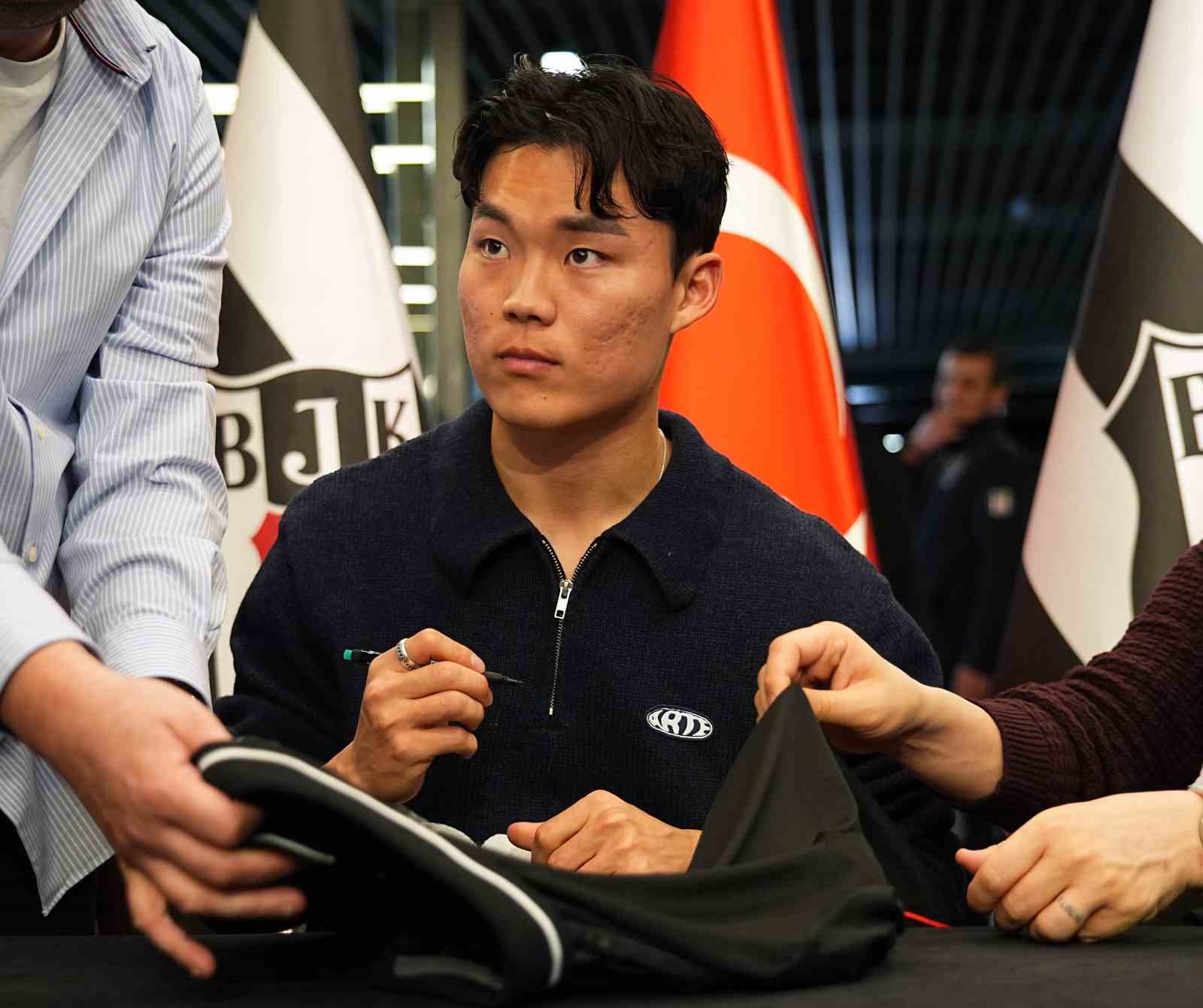 Hyeon-gyu Oh imza gününde taraftarlarla buluştu
Hyeon-gyu Oh imza gününde taraftarlarla buluştu